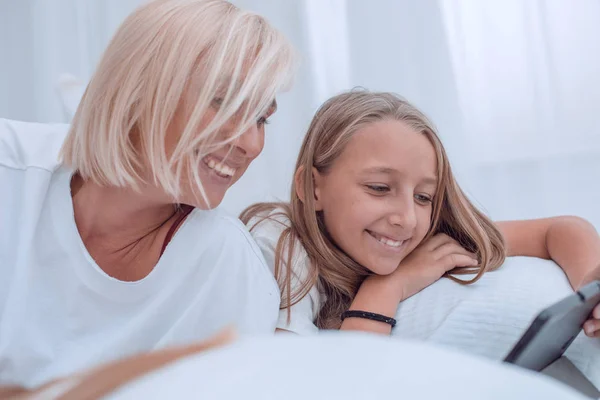 Mooi klein meisje liggend op haar ouders bed — Stockfoto