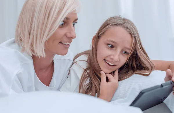 Mooi klein meisje liggend op haar ouders bed — Stockfoto