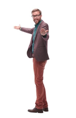 gözlüklü genç adam beyaz boş bir ekrana işaret