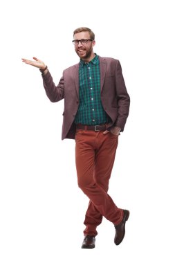 şık genç adam elinde sanal bir nesne tutar. beyaz izole