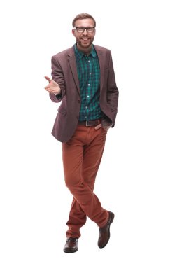 şık genç adam elinde sanal bir nesne tutar. beyaz izole