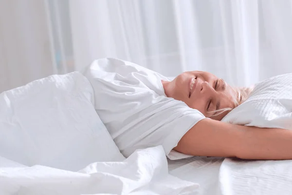 Nahaufnahme. schöne junge Frau schläft in ihrem Bett. — Stockfoto