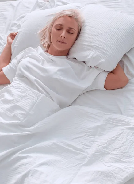 De près. belle jeune femme dormant dans la chambre à coucher — Photo