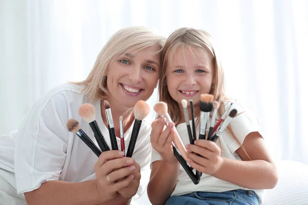 Mamá y su hija joven se están preparando para hacer mikej juntos . — Foto de Stock