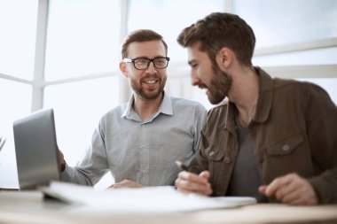 yakın kapatın. işyerinde çevrimiçi bilgileri tartışan iş arkadaşları