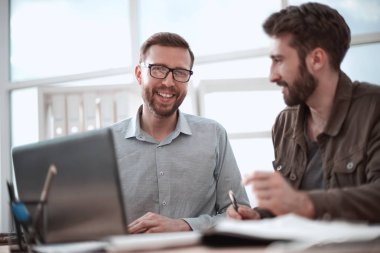 yakın kapatın. işyerinde çevrimiçi bilgileri tartışan iş arkadaşları