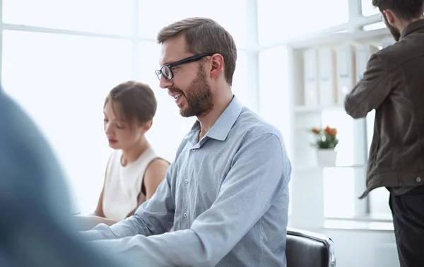 De cerca. colegas discutiendo información en línea en el lugar de trabajo — Foto de Stock