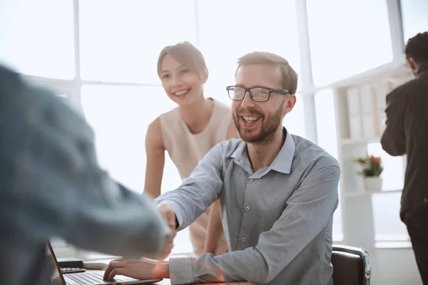 Hombre de negocios estrechando la mano con su colega — Foto de Stock