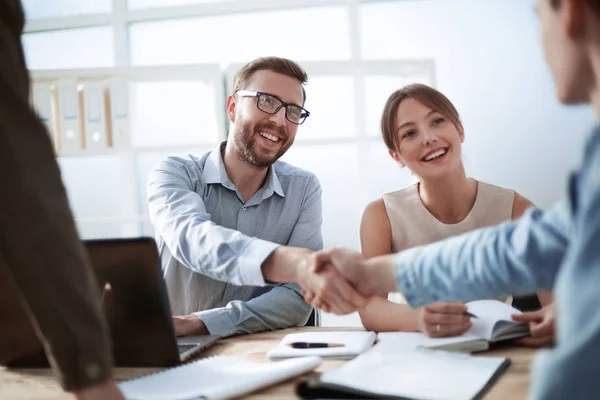 Zakenman schudden handen met zijn collega — Stockfoto