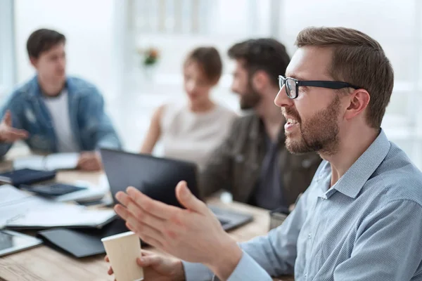 Geschäftsmann mit einer Tasse Kaffee am Tisch — Stockfoto