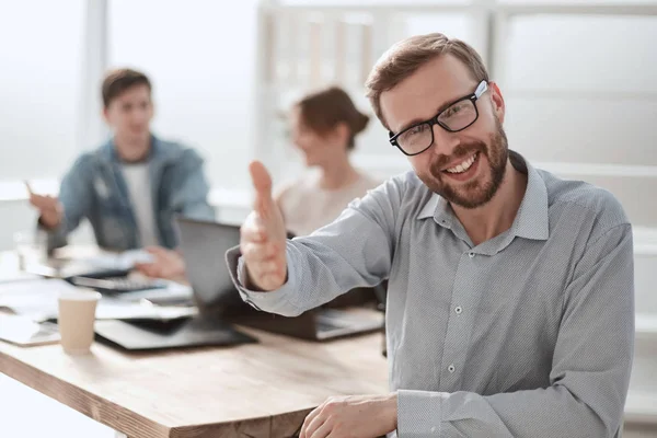 Amable hombre de negocios que le da la bienvenida en su oficina — Foto de Stock