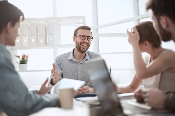 Hombre de negocios discutiendo con el equipo de negocios ideas para la puesta en marcha — Foto de Stock