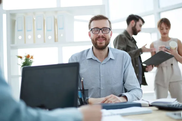 Exitoso hombre de negocios seguro sentado en su escritorio — Foto de Stock