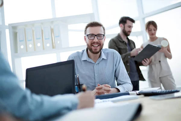 Exitoso hombre de negocios seguro sentado en su escritorio — Foto de Stock