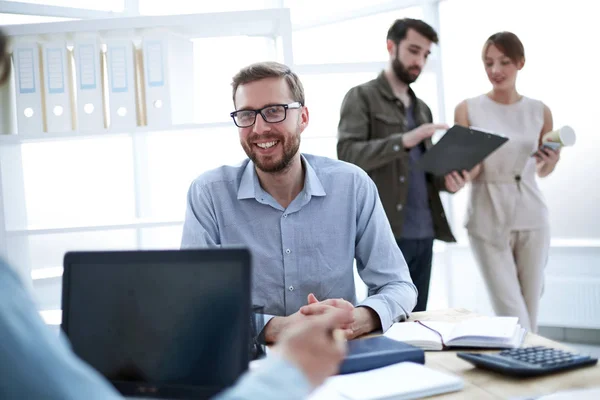 Exitoso hombre de negocios seguro sentado en su escritorio — Foto de Stock