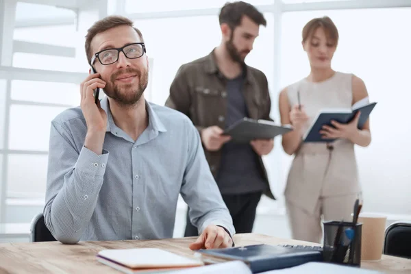 Hombre de negocios hablando con un cliente en un teléfono inteligente — Foto de Stock