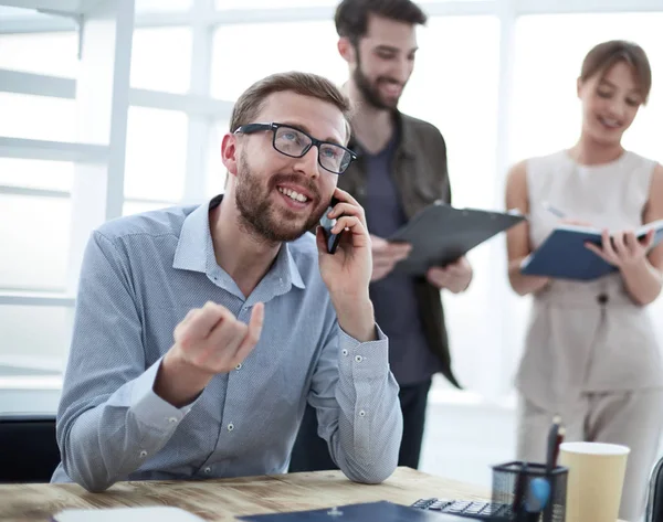 Hombre de negocios hablando con un cliente en un teléfono inteligente — Foto de Stock