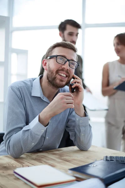 Hombre de negocios hablando con un cliente en un teléfono inteligente — Foto de Stock