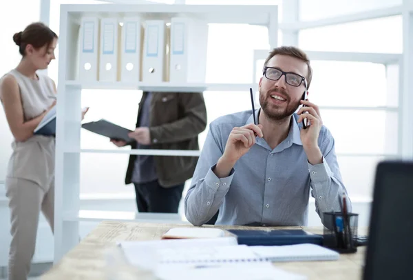 Hombre de negocios hablando con un cliente en un teléfono inteligente — Foto de Stock