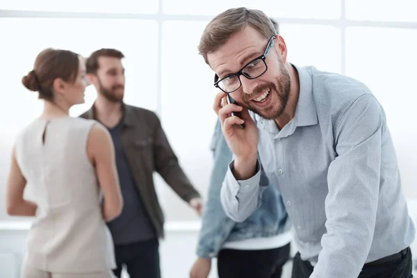 Atractivo hombre de negocios en una oficina moderna — Foto de Stock