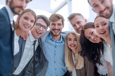 Kapatın. Genç iş adamlarından oluşan bir ekip kameraya bakıyor..