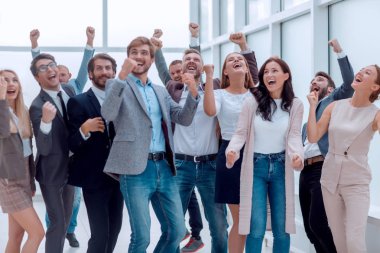 Kapat. Bir grup neşeli genç insan bir arada duruyorlar.