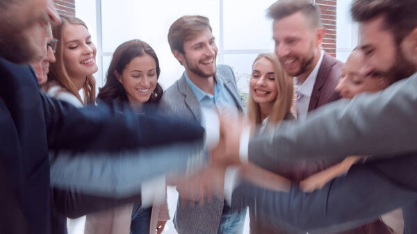 Закрывай. группа корпоративных сотрудников, демонстрирующих свое единство