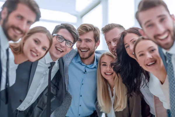 Aus nächster Nähe. Ein Team junger Geschäftsleute blickt in die Kamera. — Stockfoto