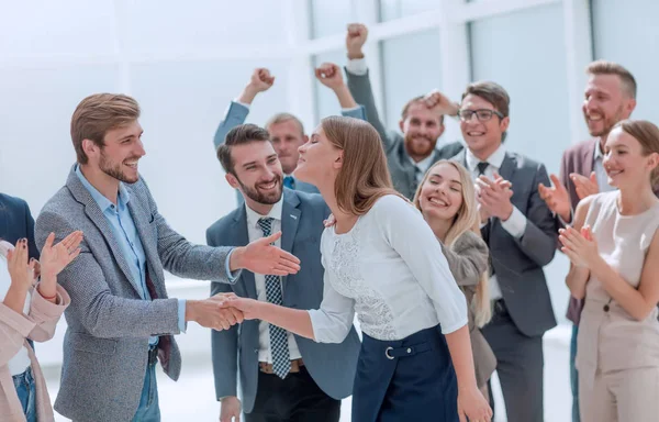 Gelukkige medewerkers feliciteren hun leider. het concept van de overwinning — Stockfoto