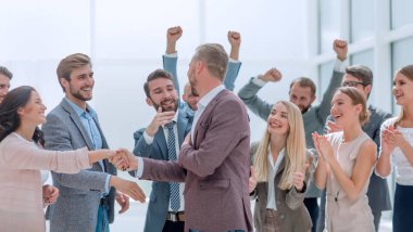 mutlu işadamı meslektaşlarının tebrikler kabul