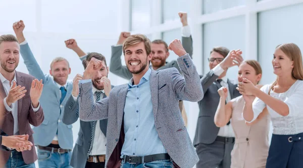 Employés joyeux félicitant un collègue pour la promotion — Photo