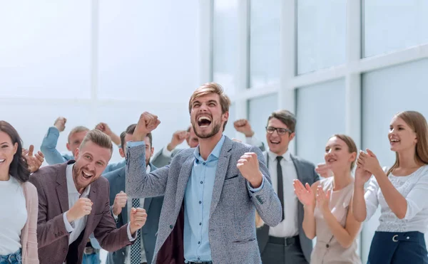 Dipendenti allegri congratulandosi con un collega per la promozione — Foto Stock