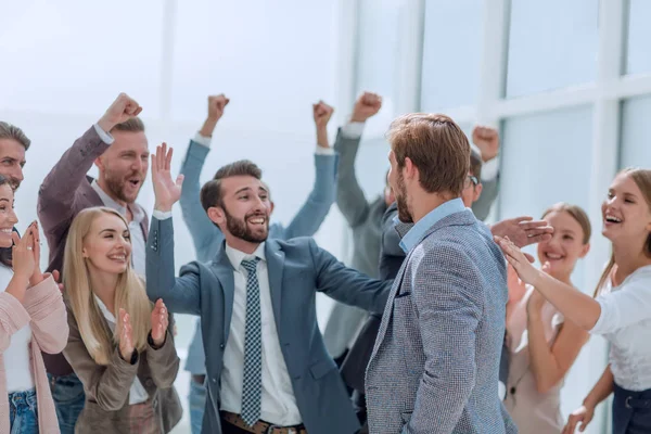 Vrolijke medewerkers feliciteren een collega met de promotie — Stockfoto