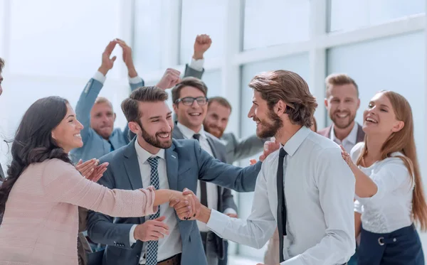 Feliz equipo de negocios felicitando a los jóvenes socios comerciales —  Fotos de Stock