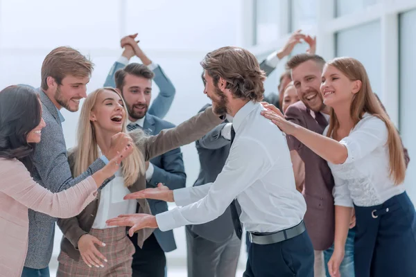 Grupo corporativo de empleados felicitándose mutuamente por la victoria —  Fotos de Stock