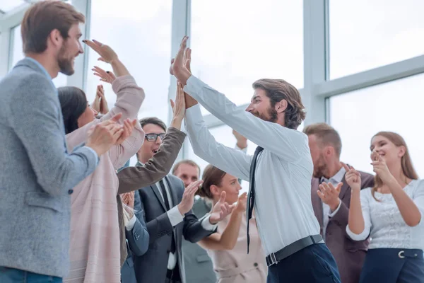 Grupo corporativo de empleados felicitándose mutuamente por la victoria — Foto de Stock