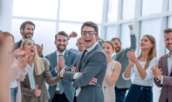 Corporate groep van medewerkers feliciteren elkaar met de overwinning — Stockfoto