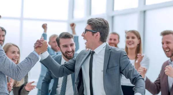 Fecha. colegas de negócios felizes apertando as mãos . — Fotografia de Stock