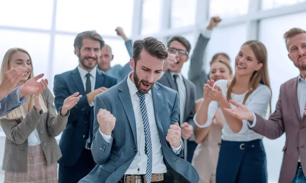 De cerca. equipo de negocios aplaudiendo a su jubiloso líder —  Fotos de Stock