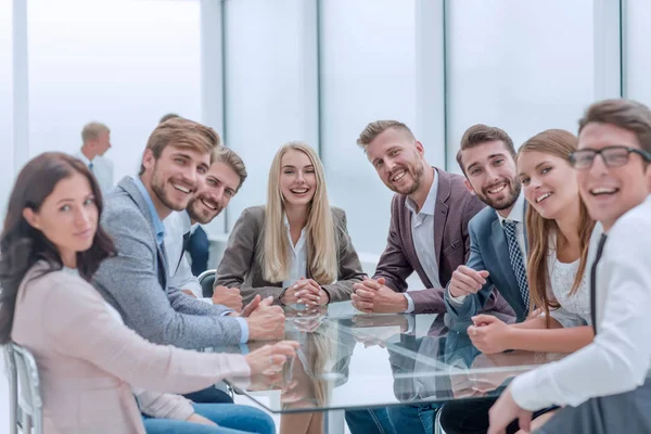 회의실의 테이블에 앉아 젊은 비즈니스 사람들의 그룹. — 스톡 사진