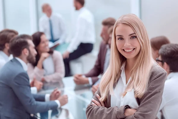 Vicino. sorridente giovane dipendente in piedi in ufficio — Foto Stock