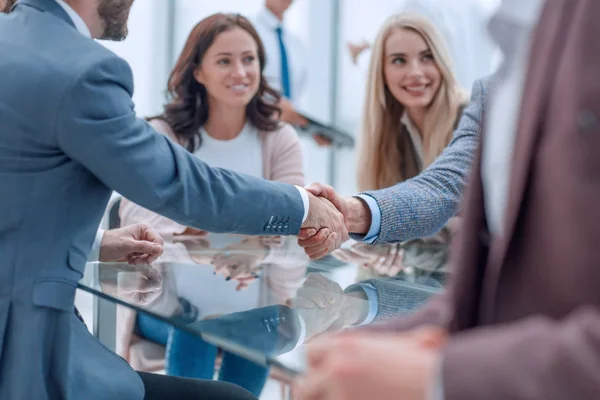 Close-up. zakenmensen die de transactie bevestigen door hun Handshake — Stockfoto