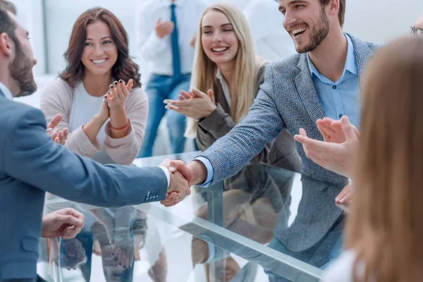 Zakelijk team dat de handshake van zakenpartners applauloekt. — Stockfoto