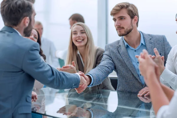 Бізнес команда аплодує рукостисканням ділових партнерів . — стокове фото