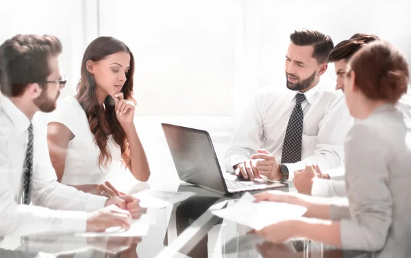 Equipes de negócios brainstorm em um escritório moderno — Fotografia de Stock