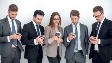 Grup iş adamları onların akıllı ekranlar seyir