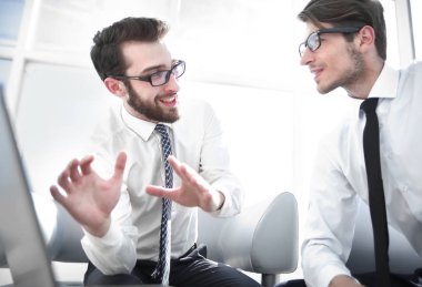 çalışanların yeni fikirler tartışıyor.