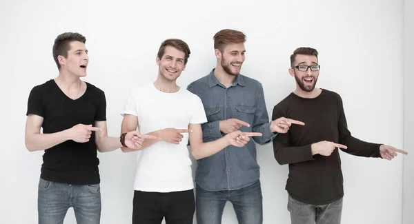Veselá skupina přátel, ukazující jejich prsty na stranu — Stock fotografie