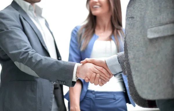 Affärsfolk hälsar varandra med ett handslag — Stockfoto