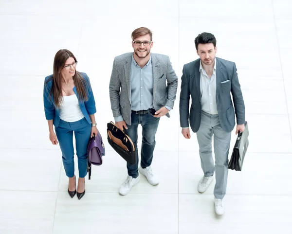 Top view.a groupe de gens d'affaires regardant la caméra . — Photo